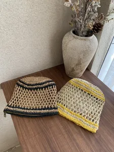 Detalle de bolso de maquillaje tejido a mano, estuche de almacenamiento portátil bicolor.