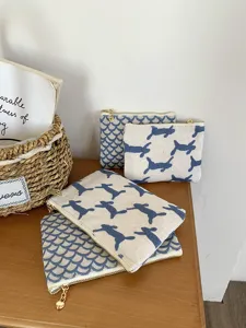 Detailansicht der bestickten Segeltuch-Muenztasche mit niedlichen Motiven und Reissverschluss.