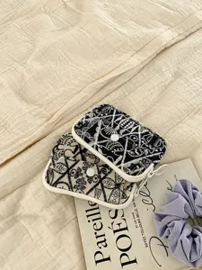 Gros plan sur l'étui à cartes brodé double couche avec bouton-pression, texture de tissu détaillée.