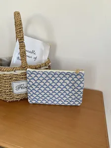 Blau-weiße bestickte Aufbewahrungstasche, süße Kosmetiktasche, tragbare Münztasche für den Alltag.