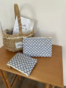 Detailansicht der blau-weißen bestickten Kosmetiktasche, Stoff-Aufbewahrungstasche.