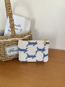 Leinwand Münztasche Detail mit süßem blauem Stickerei Kaninchenmuster und goldenem Reißverschluss.