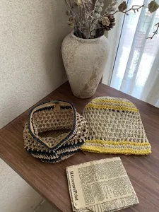 Bolso tejido a mano con diseño calado, neceser de maquillaje portátil y elegante para uso diario.