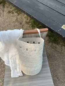 Borsa a secchiello intrecciata a mano in macramè, grande borsa a spalla per vacanza al mare.