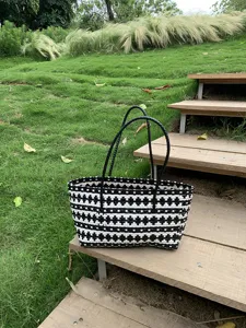 Detailansicht der schwarz-weißen gewebten Strandtasche mit stabilen Griffen für den Alltag.