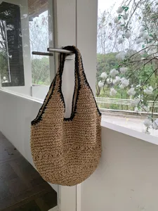 Vue détaillée du sac cabas en paille tressée, grand sac de plage d'été pour femmes.