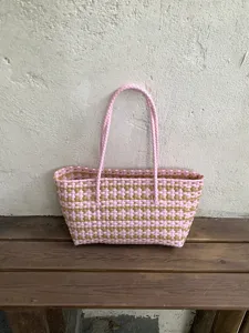 Bunte gewebte Damentasche, große Strandtasche und praktischer Einkaufskorb für den Alltag.
