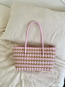 Rosa braune geflochtene Tasche Detailansicht mit Muster und doppelten Griffen für Strand.