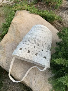 Borsa a secchiello intrecciata a mano in macramè, elegante borsa mare per vacanze.