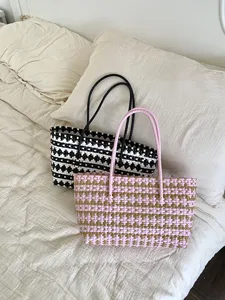 Geflochtene Handtasche mit Doppelgriffen, geräumiges Lochdesign, ideale Strand- und Freizeittasche.