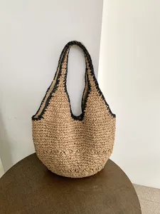 Sac porté épaule en paille tressée avec bordure noire, fourre-tout de plage décontracté.