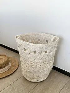 Primo piano dettagliato della borsa a secchiello in corda intrecciata con trama complessa.