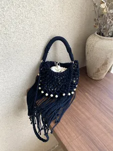 Borsa a secchiello intrecciata a mano da donna, elegante borsa con frange per la spiaggia.