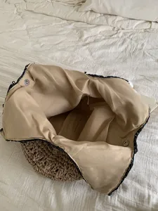 Sac cabas d'été en paille tissée avec doublure en tissu et fermeture magnétique de plage.