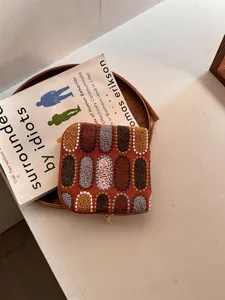 Compact sieradentasje met retro ovale borduursterkte en veilige ritssluiting.