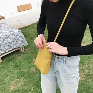 Damen gelbe PU Leder Mini Umhängetasche, stilvolle vertikale Handy Schultertasche Alltag.