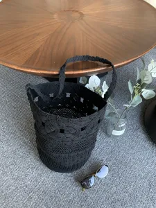Dettaglio borsa a secchiello uncinetto nera, shopper spalla spiaggia intrecciata a mano.