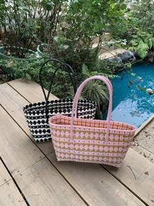 Detailansicht farbiger geflochtener Strandtaschen, grosse Kapazitaet freizeit Einkaufskorb.