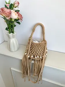Borsa a tracolla intrecciata cava fatta a mano con frange eleganti per vacanze al mare.