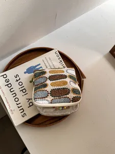 Geborduurd linnen mini sieradentasje met handige rits voor ringen en kleine kettingen.