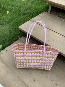 Rosa goldene geflochtene Tasche Detail, große Freizeittasche für Strand Shopper Korb.