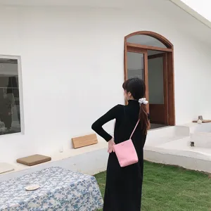 Outdoor-Lifestyle-Detailansicht einer modischen rosa PU-Leder-Umhängetasche, stilvolles Design.