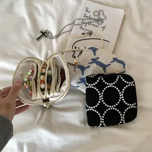 Geborduurd linnen sieraden opbergtasje met ritssluiting voor ringen en kettingen.
