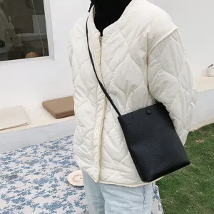 Detailansicht einer schwarzen Damen PU Leder Umhängetasche im eleganten vertikalen Eimer-Design.