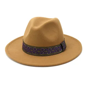 Primer plano del sombrero fedora de ala ancha con una cinta con patrón morado y dorado.