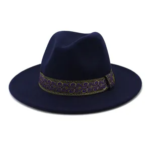 Vista detallada del sombrero de fieltro de ala ancha con una elegante banda estampada retro.