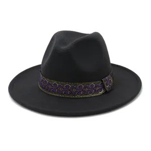 Vista detallada de un sombrero fedora de lana negra con cinta decorativa morada y dorada.
