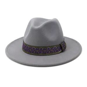 Primer plano detallado del elegante sombrero de fieltro gris con cinta morada y oro.