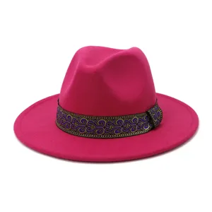 Primer plano detallado del elegante sombrero fedora de lana fucsia con cinta retro.