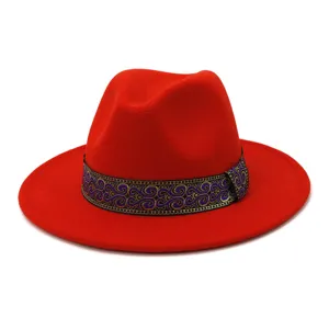 Clásico sombrero fedora de lana roja con elegante cinta morada para otoño e invierno.