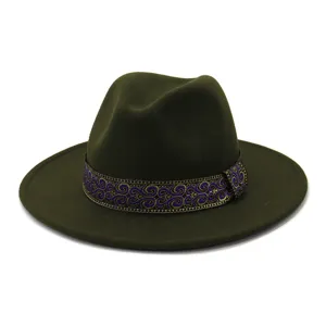 Primer plano detallado del sombrero fedora de lana verde oscuro con cinta estampada morada y dorada.