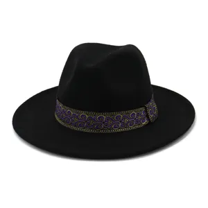 Vista detallada del sombrero de fieltro negro con una elegante cinta morada y dorada.
