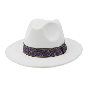 Vista detallada del sombrero de fieltro blanco con una elegante banda decorativa.