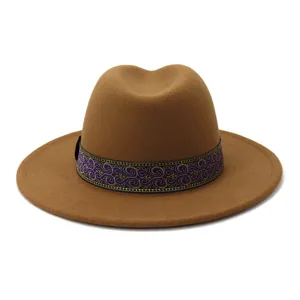 Vista detallada del sombrero de fieltro marrón con elegante banda bordada en púrpura para otoño.