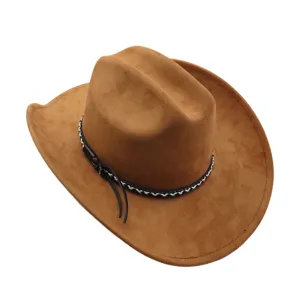 Détail chapeau cowboy western en daim marron, large bord avec bande noir et lanière en cuir.