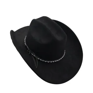 Chapeau de cowboy occidental en suédine noire avec bande tressée et pompon, large bord élégant.