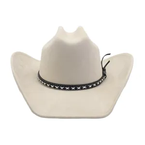 Chapeau de cowboy western en faux daim beige avec bande décorative noire pour homme et femme.