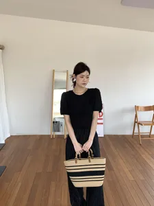 Borsa tote intrecciata in corda di cotone con manici in bambù, elegante borsa da mare estiva.