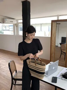 Borsa a mano intrecciata in corda di cotone con manici in bambù, elegante borsa estiva donna.