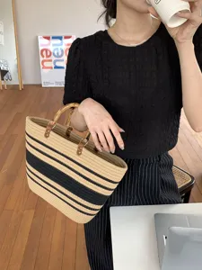 Elegante borsa shopper intrecciata in corda di cotone con manici in bambù per l'estate.