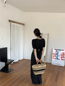 Borsa in paglia intrecciata con manici in bambù, borsa mare rigata, grande shopper estiva.