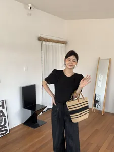 Borsa a mano intrecciata in paglia estiva con manico in bambù e design a righe per donne