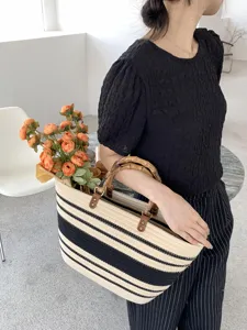 Borsa shopper intrecciata in corda di cotone con manici in bambù e righe eleganti per estate.