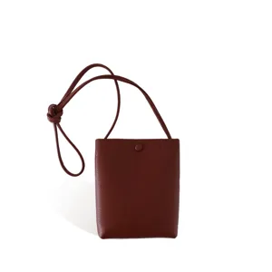 Minimalistische PU Leder Umhängetasche für Damen, braune kleine Handytasche mit Knotengurt.