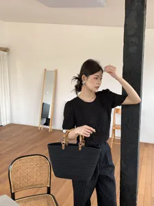 Borsa tote intrecciata nera in paglia con manici in bambù, borsa estiva chic.