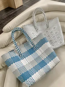 Grote geweven tote tas, stijlvolle blauw-grijs geruite schoudertas voor de zomer.
